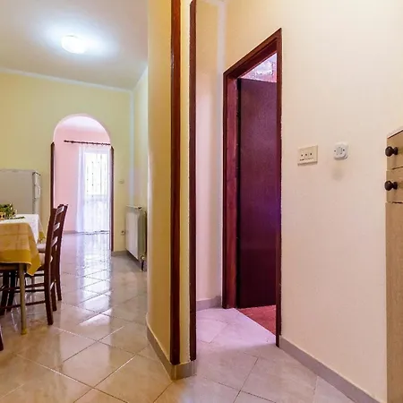Apartment In Mit Moebliertem Balkon
